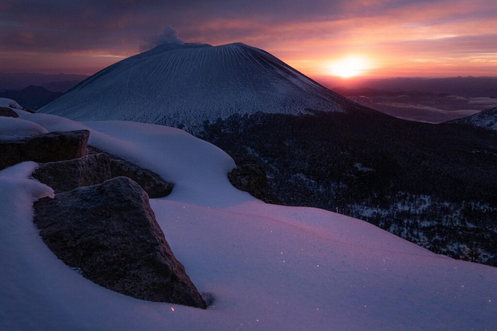 Luminen tunturimaisema ja auringonlasku. 